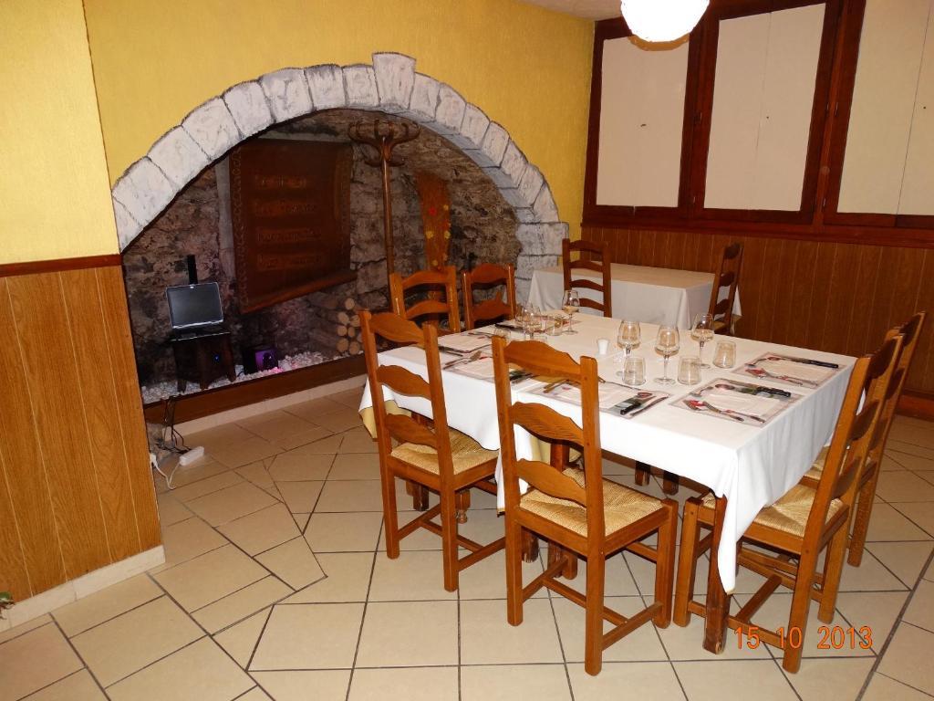 Hotel Bon Accueil Oyonnax Exterior photo